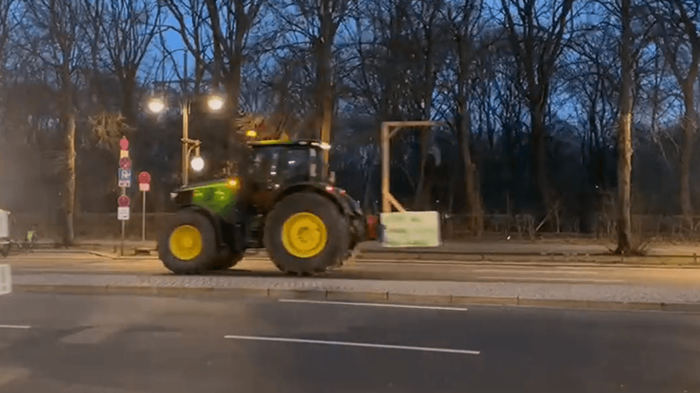 Bauernproteste im Liveblog: Traktor fährt mit Galgen zum Protest in Berlin