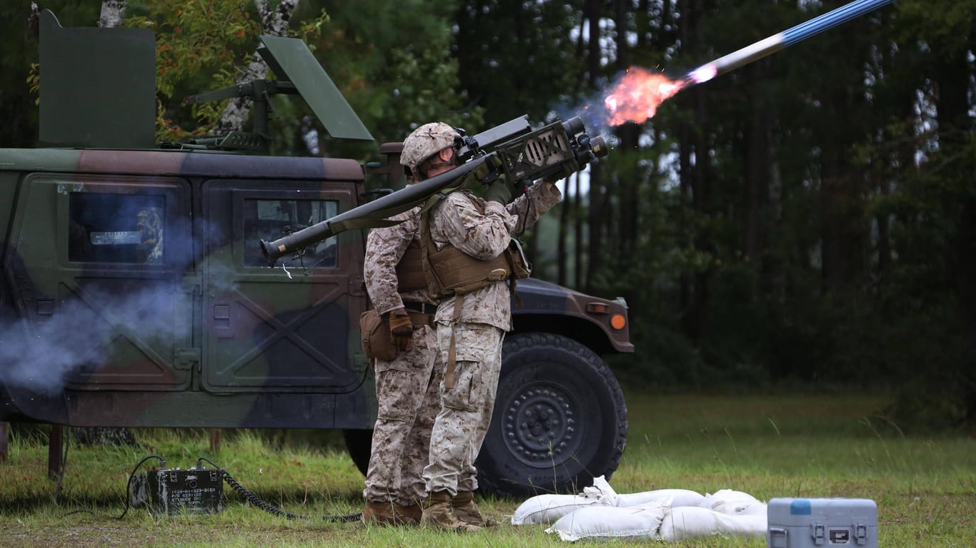 Ein US-Soldat feuert eine Stinger-Rakete ab (Archivbild): Das Pentagon hat den Verbleib zahlreicher an die Ukraine gelieferter Waffen nicht ausreichend dokumentiert.