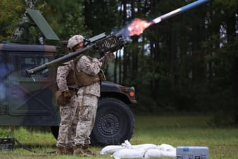 Ein US-Soldat feuert eine Stinger-Rakete ab (Archivbild): Das Pentagon hat den Verbleib zahlreicher an die Ukraine gelieferter Waffen nicht ausreichend dokumentiert.
