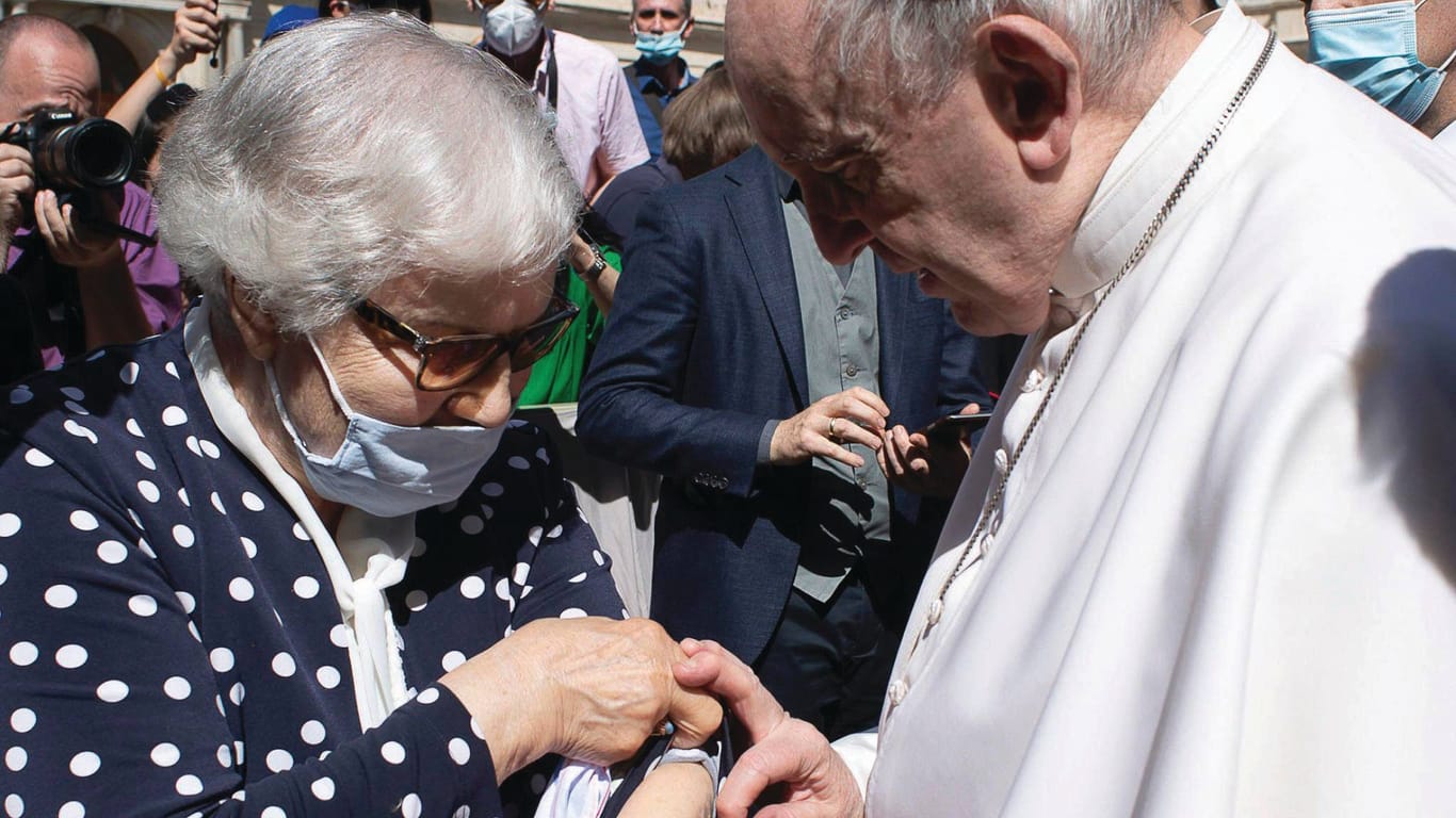 Lidia Maksymowicz mit Papst Franziskus: Das Kirchenoberhaupt küsste die Tätowierung.