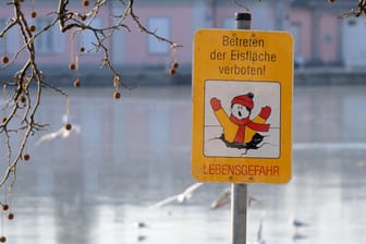 Warnung vor Betreten der Eisfläche am Schloss Benrath in Düsseldorf (Archivbild): Immer mehr Gewässer frieren aufgrund der eisigen Temperaturen zu.