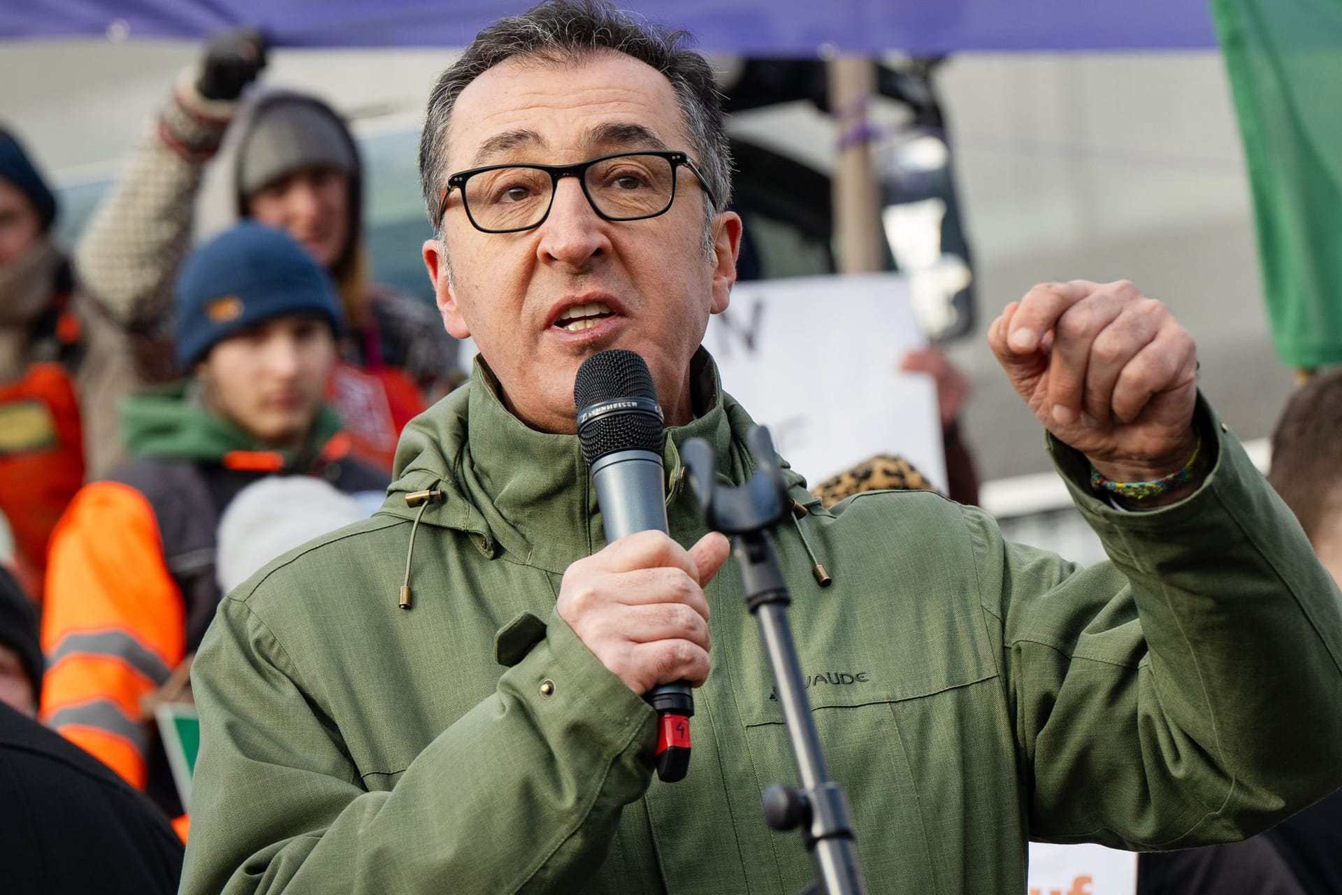 Cem Özdemir (Bündnis 90/Die Grünen), Bundesminister für Ernährung und Landwirtschaft: Er sprach am Rande der Berliner Agrarministerkonferenz zu den Demonstranten von der Initiative "Wir haben es satt!".