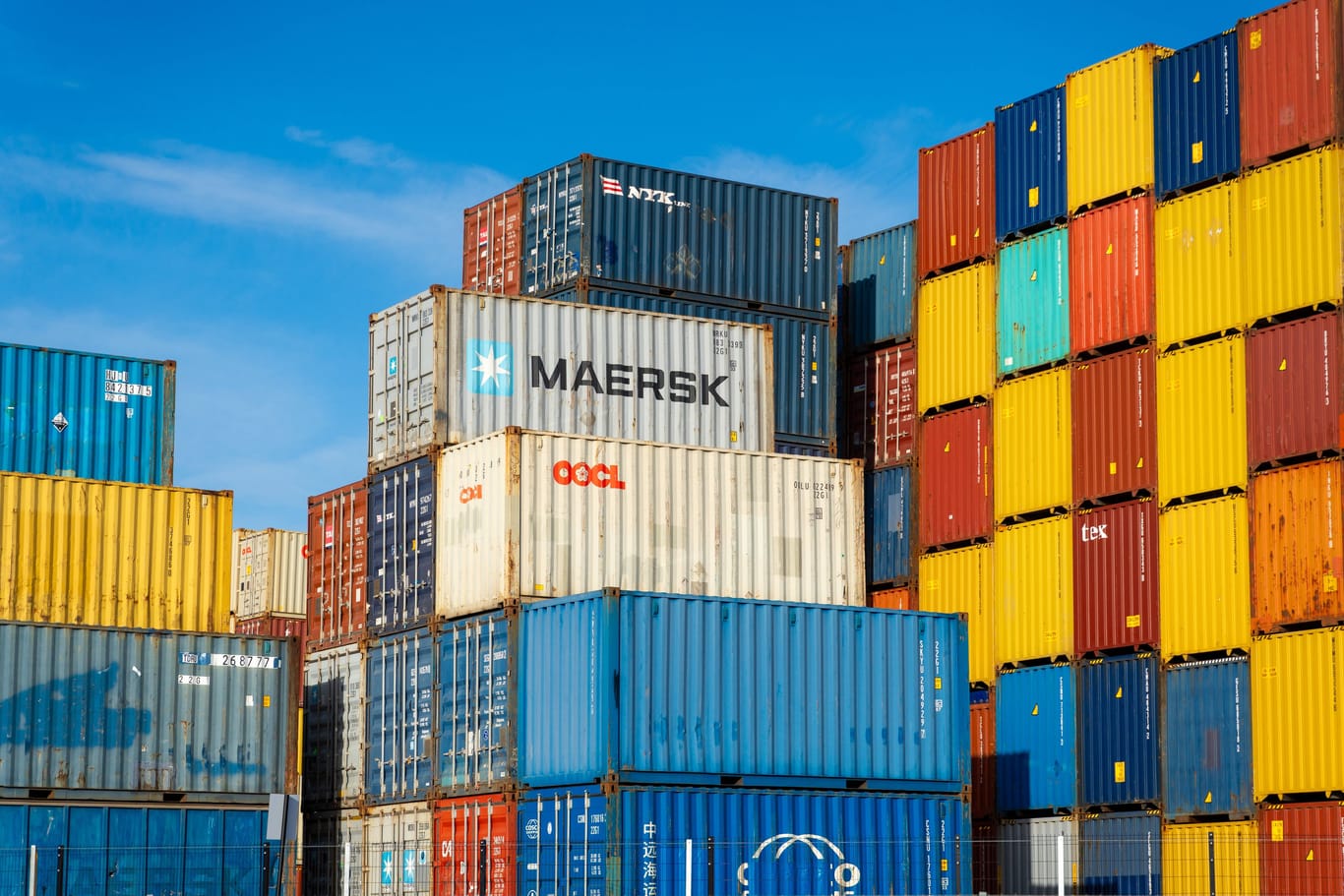 Container im Containerhafen (Symbolbild): Die deutsche Wirtschaft bezieht viele Vorprodukte und Rohstoffe aus dem Ausland.