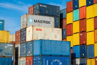 Container im Containerhafen (Symbolbild): Die deutsche Wirtschaft bezieht viele Vorprodukte und Rohstoffe aus dem Ausland.