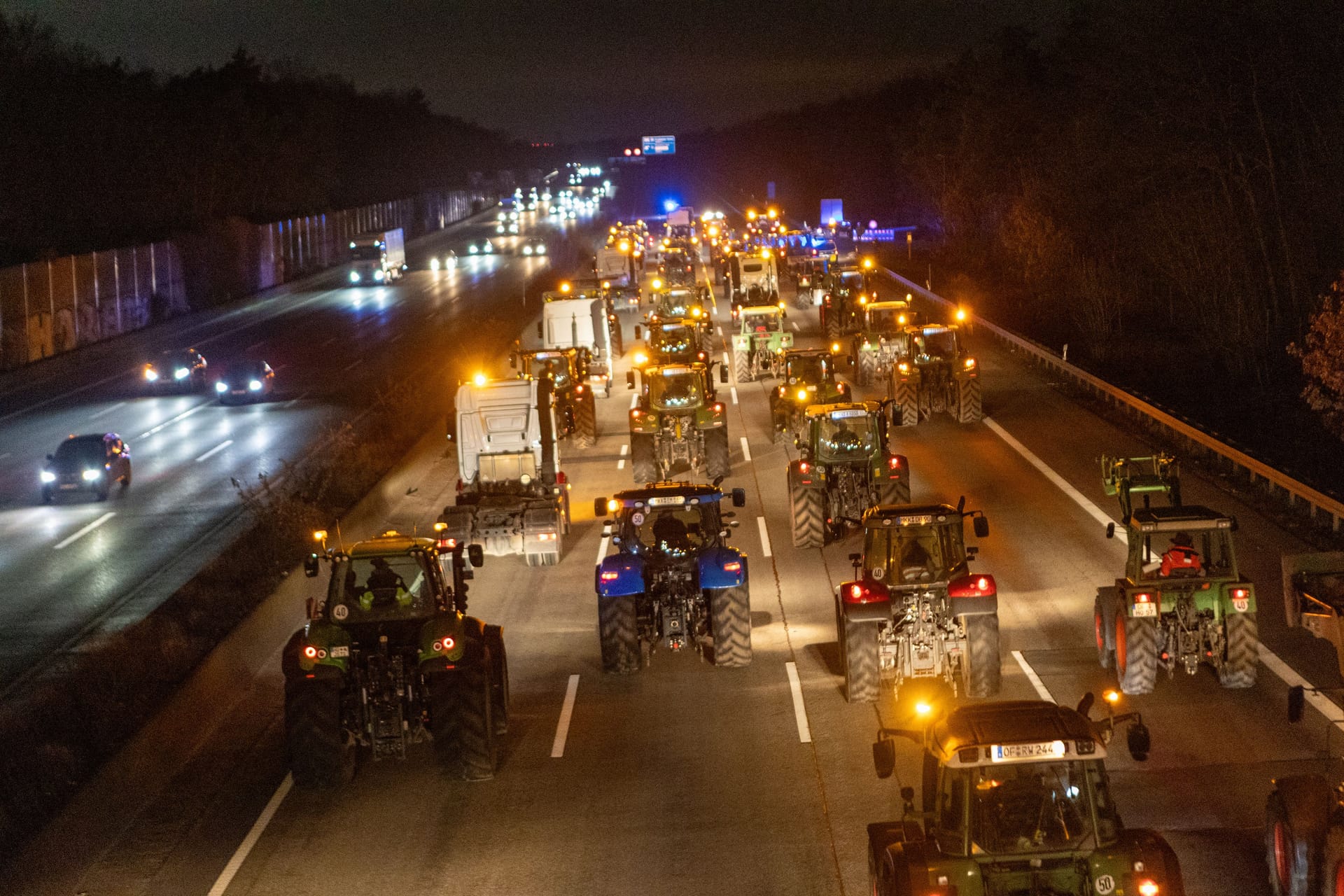 Die Polizei Mittelhessen schrieb am Morgen auf Twitter/X, dass sich derzeit etwa 100 landwirtschaftliche Zugmaschinen auf der A45 in Richtung Gambacher Kreuz bewegten. Verschiedene Korsos planten im weiteren Verlauf, über die A5 und A66 in Richtung Wiesbaden zu fahren.Auf der A3 in Richtung Wiesbaden sind am Morgen ebenfalls hunderte Maschinen unterwegs. Die Autobahn ist zwischen dem Offenbacher Kreuz und dem Frankfurter Kreuz voll gesperrt, am Offenbacher Kreuz sind auch die Zufahrten zur A3 gesperrt. Es kommt dort zu Verkehrsbeeinträchtigungen. Die Fahrzeuge werden von der Polizei begleitet.