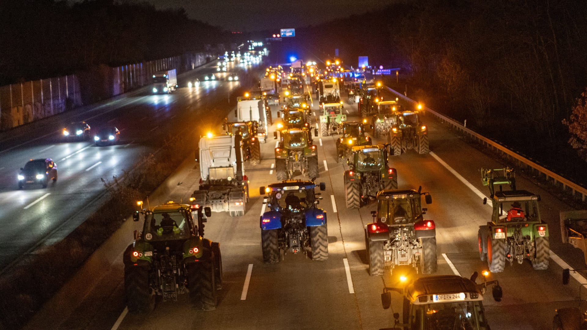 Die Polizei Mittelhessen schrieb am Morgen auf Twitter/X, dass sich derzeit etwa 100 landwirtschaftliche Zugmaschinen auf der A45 in Richtung Gambacher Kreuz bewegten. Verschiedene Korsos planten im weiteren Verlauf, über die A5 und A66 in Richtung Wiesbaden zu fahren.Auf der A3 in Richtung Wiesbaden sind am Morgen ebenfalls hunderte Maschinen unterwegs. Die Autobahn ist zwischen dem Offenbacher Kreuz und dem Frankfurter Kreuz voll gesperrt, am Offenbacher Kreuz sind auch die Zufahrten zur A3 gesperrt. Es kommt dort zu Verkehrsbeeinträchtigungen. Die Fahrzeuge werden von der Polizei begleitet.