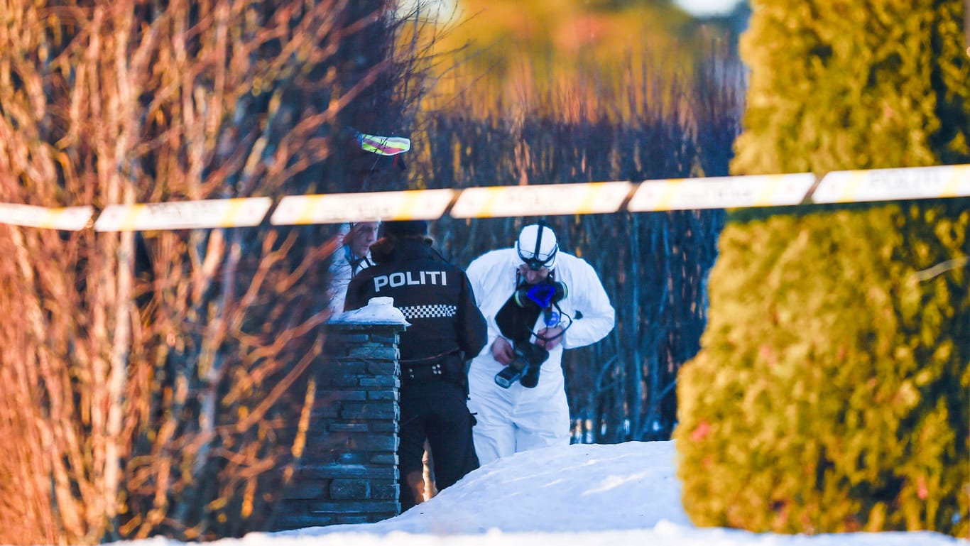Die Spurensicherung an einem Wohnhaus: Dort sind in Norwegen vier Tote gefunden worden.