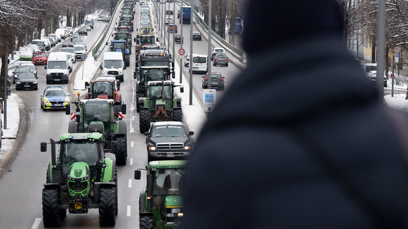 Traktoren blockieren eine Straße in München: Bundesweit demonstrieren derzeit Landwirte, um auf ihre teils prekäre Lage aufmerksam zu machen.