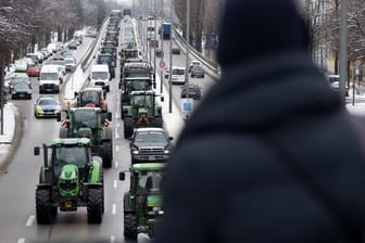 Traktoren blockieren eine Straße in München: Bundesweit demonstrieren derzeit Landwirte, um auf ihre teils prekäre Lage aufmerksam zu machen.