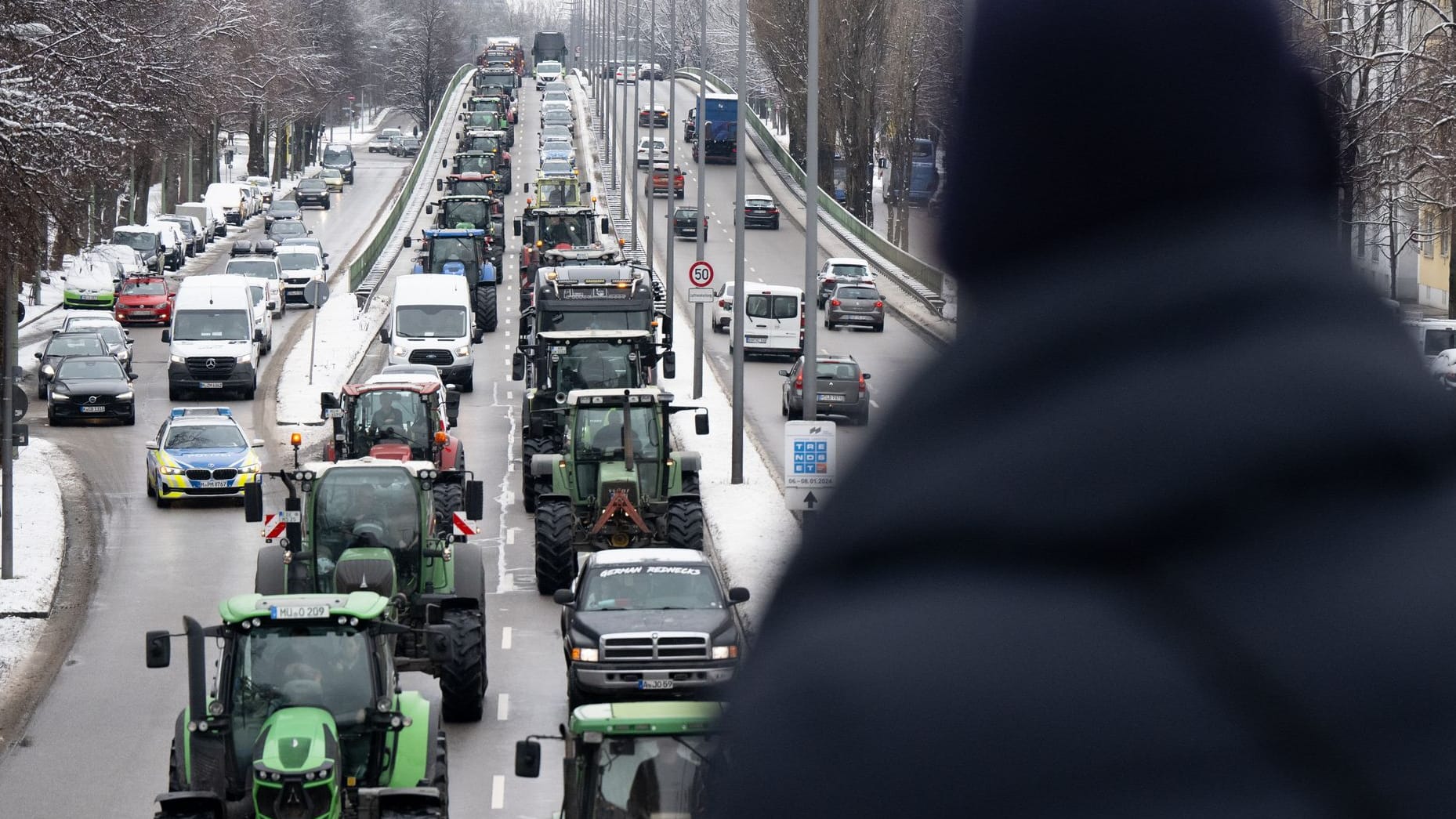 Traktoren blockieren eine Straße in München: Bundesweit demonstrieren derzeit Landwirte, um auf ihre teils prekäre Lage aufmerksam zu machen.