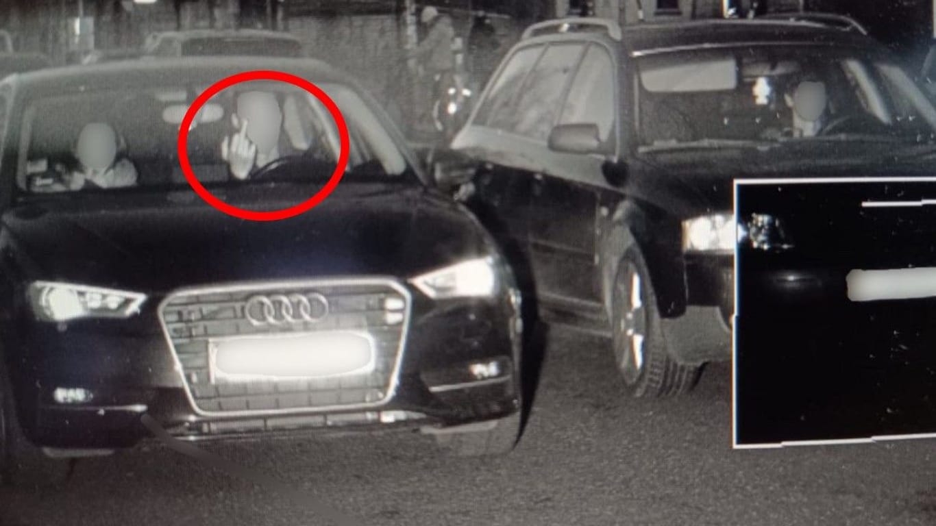 Mit einem Beweisfoto hatte er nicht gerechnet: Dieser Berliner zeigte einem Polizeiauto den Stinkefinger.