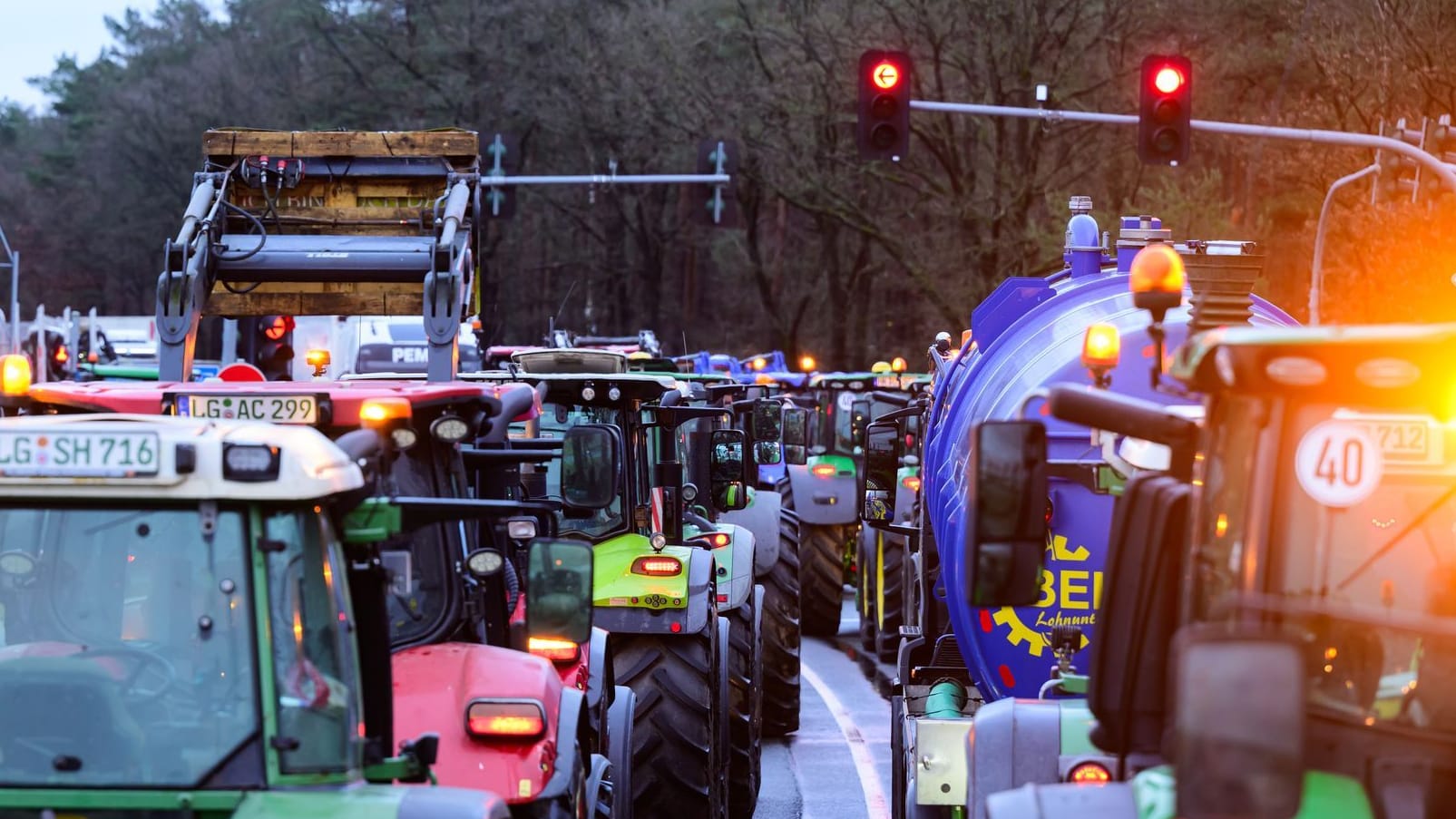 Landwirte blockieren mit ihren Treckern die Auffahrt zu einer Autobahn (Archivbild):