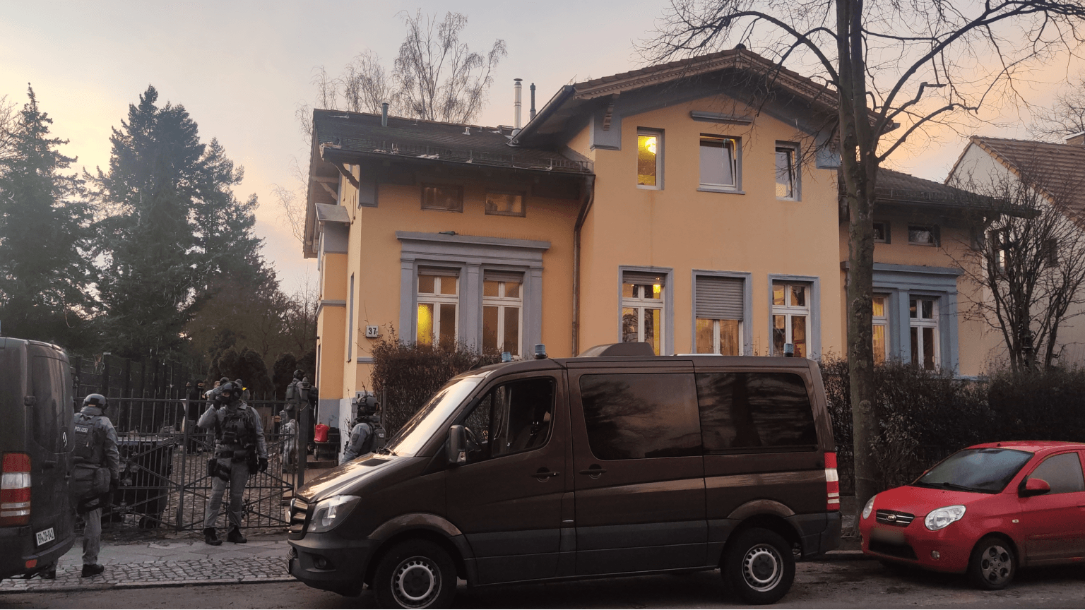 Die Villa in Alt-Buckow: Einsatzkräfte befinden sich am Freitagmorgen an dem Haus.