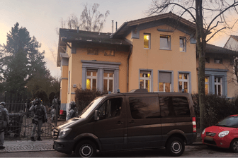 Die Villa in Alt-Buckow: Einsatzkräfte befinden sich am Freitagmorgen an dem Haus.
