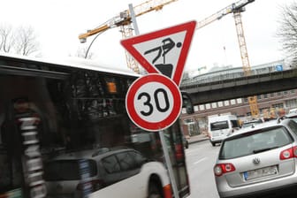 Verkehrsschilder an der Bramfelder Straße (Archivbild): Nicht nur Autofahrer in der Hansestadt sind unzufrieden.