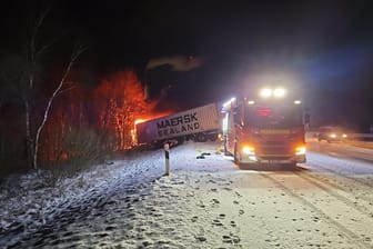 Die Sattelzugmaschine geriet auf der A27 in Brand und musste durch die Feuerwehr aufwändig gelöscht werden.