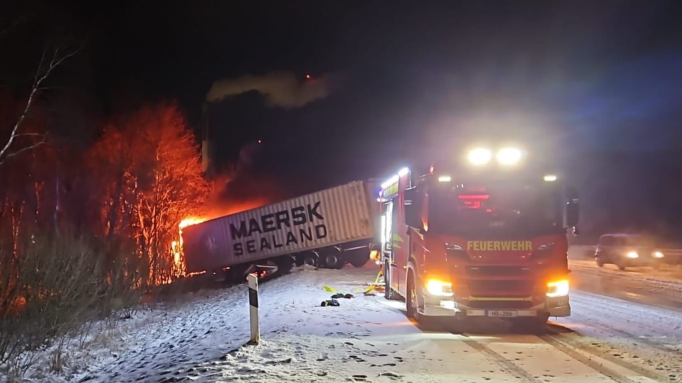 Die Sattelzugmaschine geriet auf der A27 in Brand und musste durch die Feuerwehr aufwändig gelöscht werden.