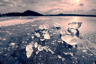 Ein gefrorener See (Symbolbild): In Radebeul sind zwei Fahrzeuge auf einer dünnen Eisdecke eingebrochen.