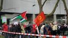 Teilnehmer der pro-Palästina Demo vor der Universität in Köln.