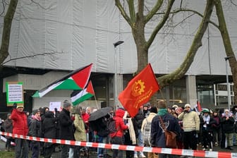 Teilnehmer der pro-Palästina Demo vor der Universität in Köln.