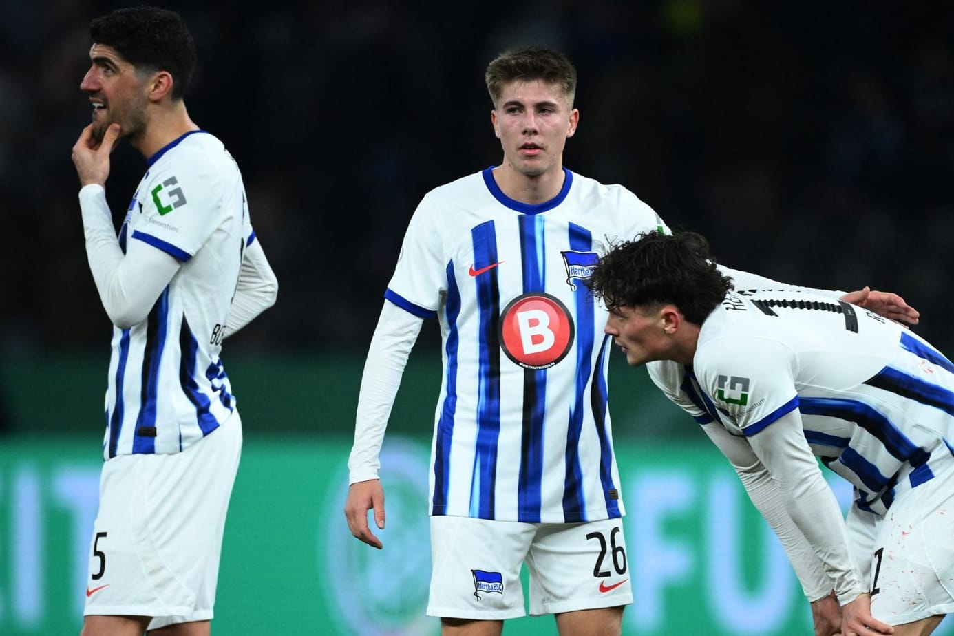 Tief enttäuscht: Herthas Bouchalakis, Christensen und Reese (v. li.) nach der Partie gegen Kaiserslautern.