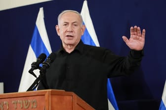 Der israelische Ministerpräsident Benjamin Netanjahu bei einer Pressekonferenz in Tel Aviv (Archivfoto): Die 24 getöteten Soldaten sind der größte Truppenverlust an einem Tag seit dem Beginn von Israels Bodeninvasion in Gaza.