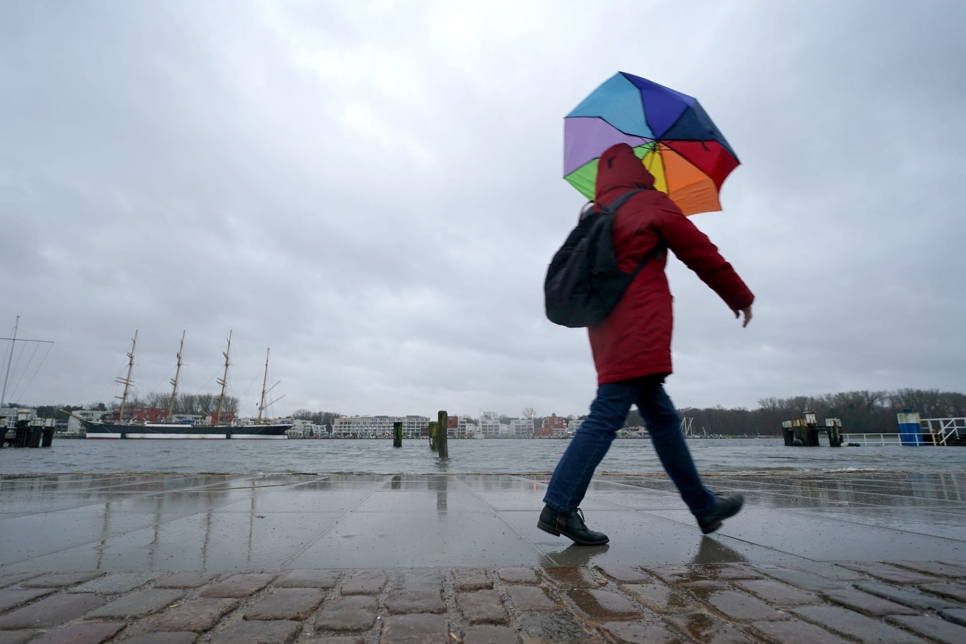 Das Wasser der Trave schwappt in Lübeck auf die Travepromenade: Am Donnerstag wird mit dem Höhepunkt gerechnet.