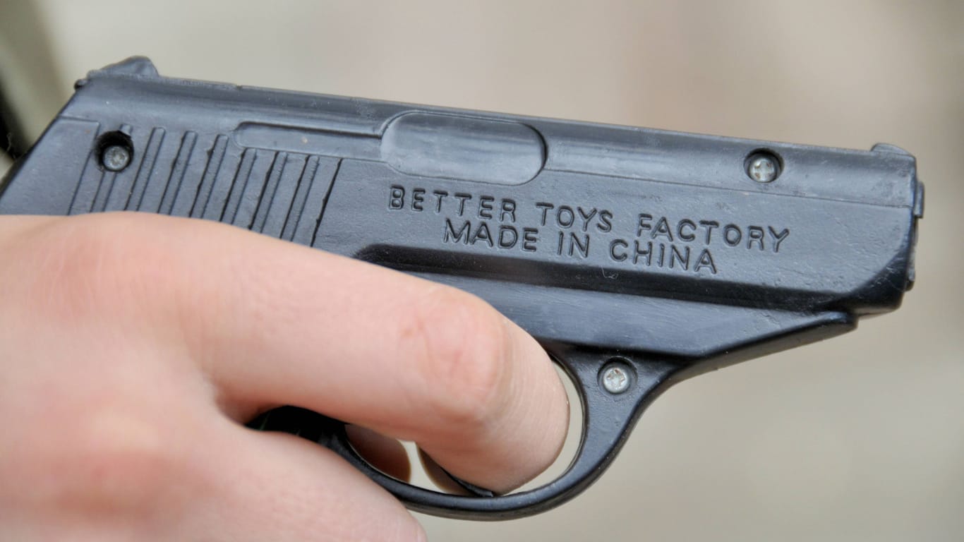 Eine Person hält eine täuschend echte Spielzeugwaffe in der Hand (Archivbild).