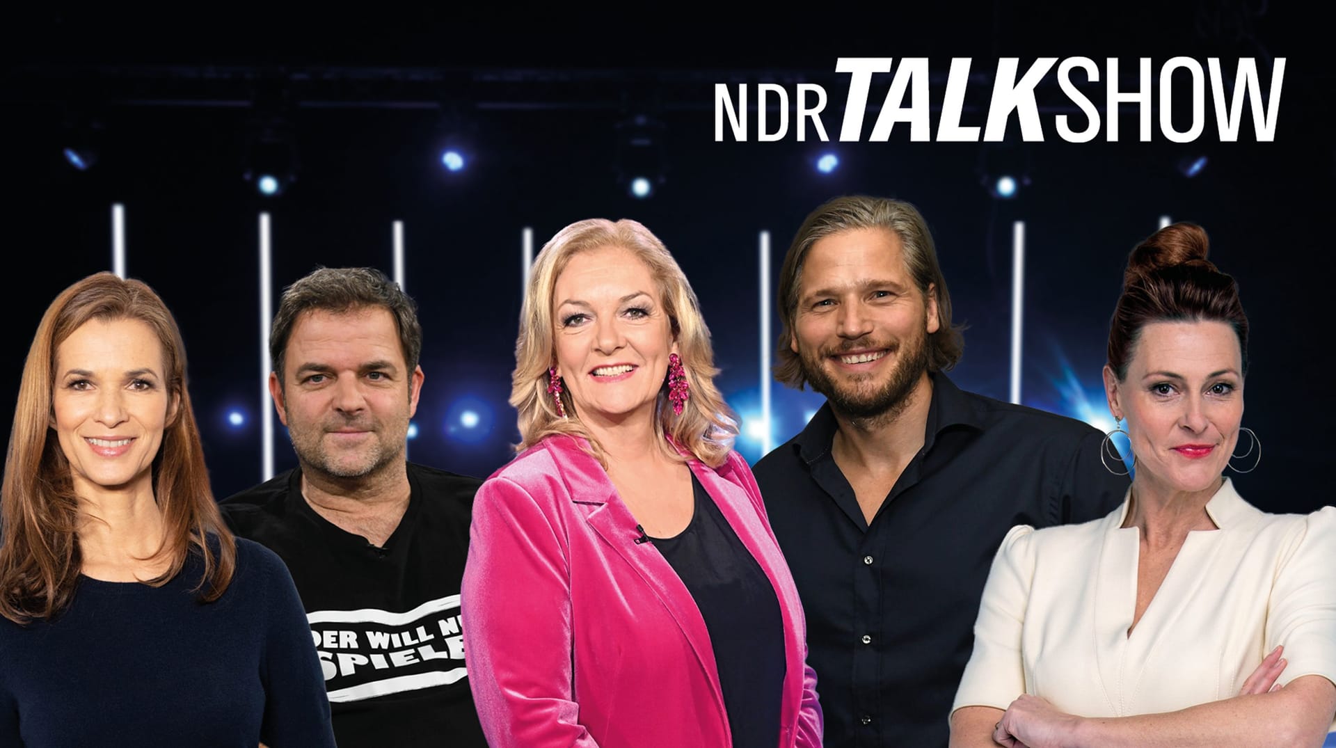 Bettina Tietjen (M.) moderiert in diesem Jahr die "NDR Talk Show" unter anderen mit der Journalistin Anja Reschke, Hundetrainer Martin Rütter, Schauspieler Sebastian Ströbel und "Tagesschau"-Sprecherin Julia-Niharika Sen (v.l.n.r.).