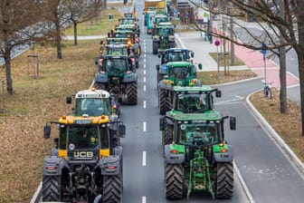 Landwirte bei einem Protest mit ihren Traktoren (Archivfoto): So soll am Montag demonstriert werden.