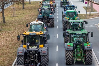 Landwirte bei einem Protest mit ihren Traktoren (Archivfoto): So soll am Montag demonstriert werden.