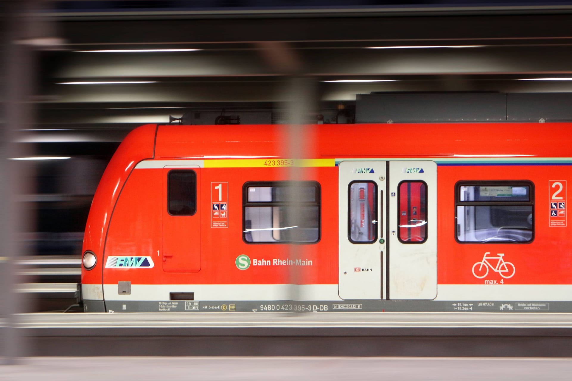 Ein 18-Jähriger klettert auf das Dach einer S-Bahn und erleidet einen Stromschlag (Symbolfoto).