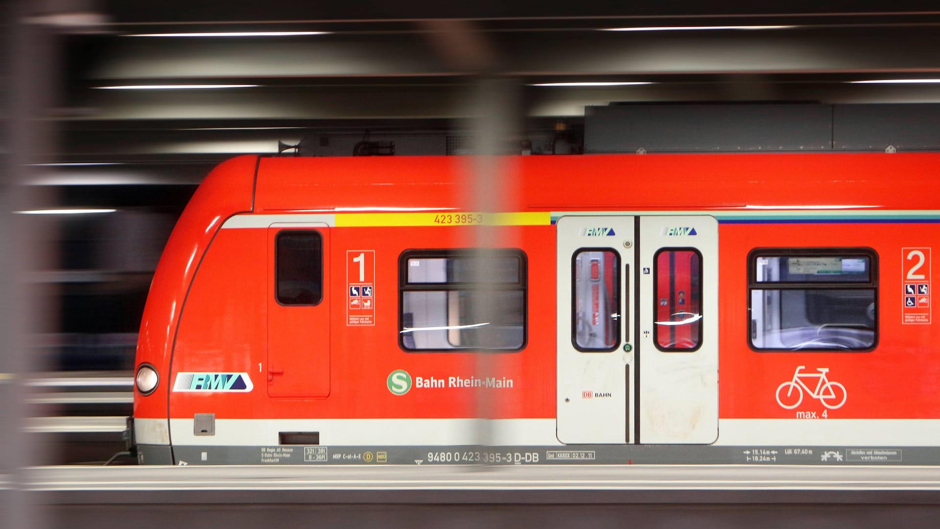 Ein 18-Jähriger klettert auf das Dach einer S-Bahn und erleidet einen Stromschlag (Symbolfoto).