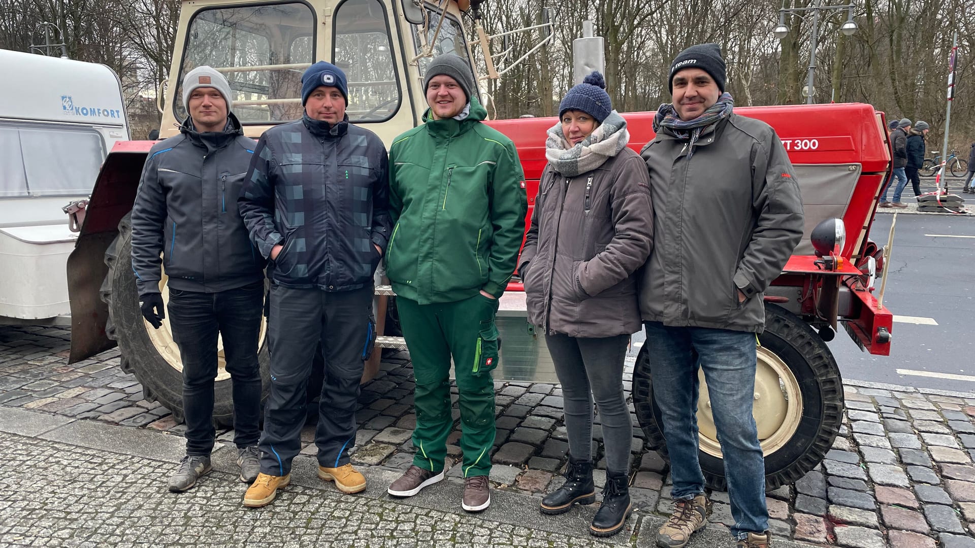 Robert (l.) und Carsten (2. v. l.) sind mit ihren Kollegen in vier Traktoren angereist.