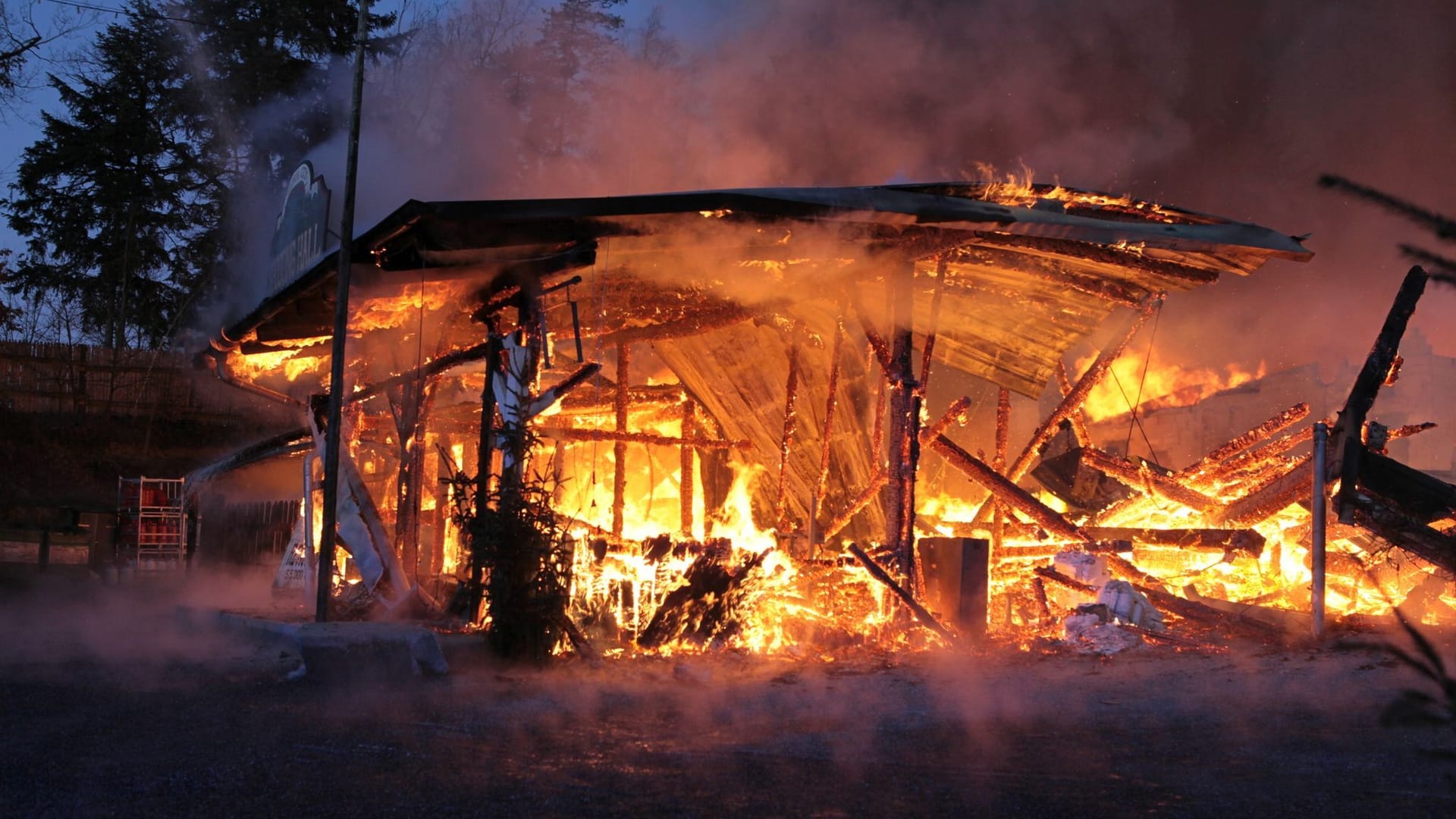 21.01.2024, Bayern, Eging am See: Ein Gebäude in der Westernstadt Pullman City steht in Brand. In dem Freizeitpark Westernstadt Pullman City in Eging am See in Bayern ist am Sonntagmorgen ein Feuer ausgebrochen. Mehrere Gebäude in Holzbauweise wie Saloons stehen entlang der sogenannten Main Street in Vollbrand, wie die Polizei am Sonntagmorgen mitteilte. Die Polizei geht nach ersten Schätzungen von einem Millionenschaden aus. Foto: Lilo Klesse/dpa +++ dpa-Bildfunk +++