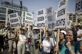 Symbolfoto der "Omas gegen Rechts" bei einer Anti-AfD-Demo.