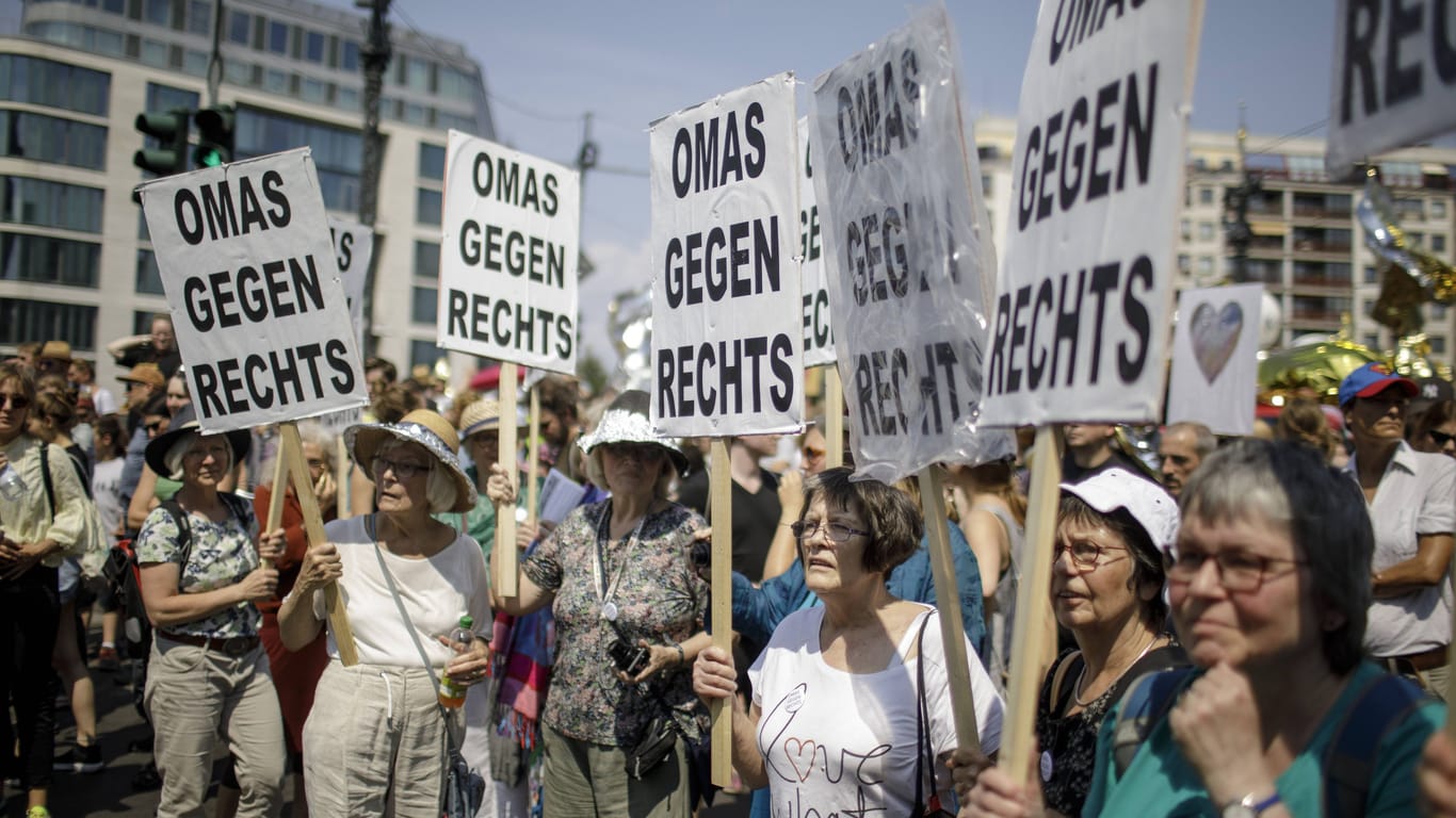 Symbolfoto der "Omas gegen Rechts" bei einer Anti-AfD-Demo.