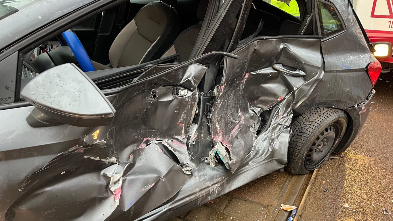 Beim Wenden kam es in Duisburg-Hamborn zu einem schweren Unfall mit einer Straßenbahn. Ein Seat Ibiza wurde dabei schwer beschädigt.