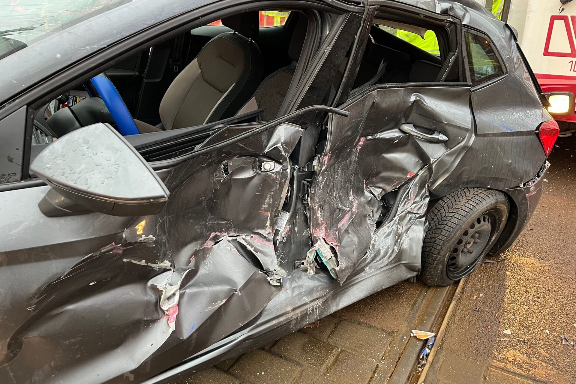 Beim Wenden kam es in Duisburg-Hamborn zu einem schweren Unfall mit einer Straßenbahn. Ein Seat Ibiza wurde dabei schwer beschädigt.