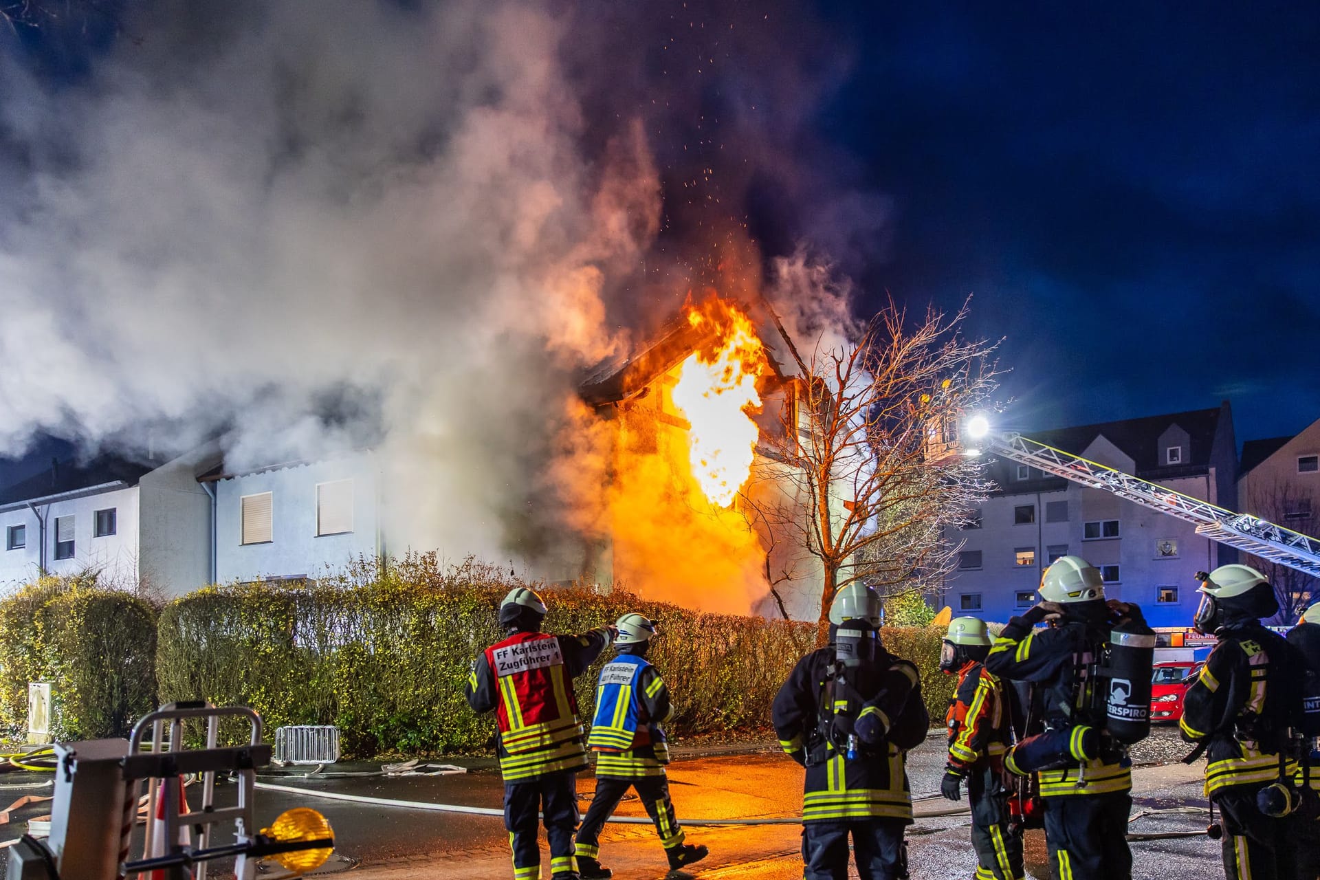 Am Donnerstagmorgen, 04.01.2024 wurde um 07:04 Uhr die Feuerwehr in die Bassenser Straße zu einem Wohnhausbrand gerufen. Beim Eintreffen schlugen den Feuerwehrleuten bereits die Flammen entgegen. Der Brand hatte sich in dem Reihenendhaus über beide Stockwerke und den Dachstuhl ausgebreitet. Umgehend wurde ein umfangreicher Löschangriff vorgenommen. Auch über zwei Drehleitern wurde gelöscht. Während der Brandbekämpfung kam es Durchzündungen, Flammen schlugen meterweit aus dem Gebäude. Ein großes Fensterglas fiel auf die Straße und zersprang in tausende Glassplitter. Bei den Löscharbeiten wurde eine Person tot aufgefunden. Aktuell sind keine weiteren Informationen zur Identität oder Todesumständen bekannt. Die Kriminalpolizei hat die Ermittlungen aufgenommen. Von der Feuerwehr kamen mehrere Löschzüge aus den Nachbargemeinden zum Einsatz. Die Nachlöscharbeiten werden voraussichtlich bis in den Mittag dauern.