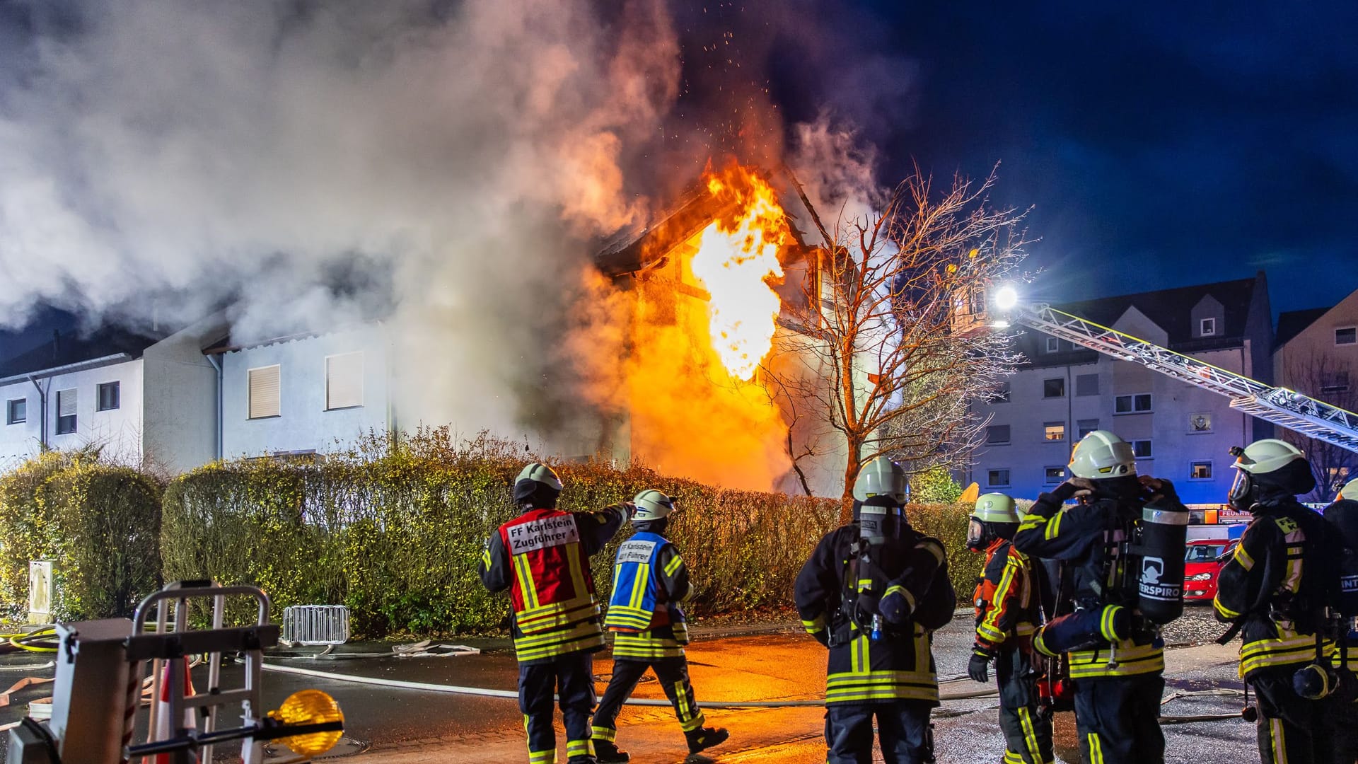 Am Donnerstagmorgen, 04.01.2024 wurde um 07:04 Uhr die Feuerwehr in die Bassenser Straße zu einem Wohnhausbrand gerufen. Beim Eintreffen schlugen den Feuerwehrleuten bereits die Flammen entgegen. Der Brand hatte sich in dem Reihenendhaus über beide Stockwerke und den Dachstuhl ausgebreitet. Umgehend wurde ein umfangreicher Löschangriff vorgenommen. Auch über zwei Drehleitern wurde gelöscht. Während der Brandbekämpfung kam es Durchzündungen, Flammen schlugen meterweit aus dem Gebäude. Ein großes Fensterglas fiel auf die Straße und zersprang in tausende Glassplitter. Bei den Löscharbeiten wurde eine Person tot aufgefunden. Aktuell sind keine weiteren Informationen zur Identität oder Todesumständen bekannt. Die Kriminalpolizei hat die Ermittlungen aufgenommen. Von der Feuerwehr kamen mehrere Löschzüge aus den Nachbargemeinden zum Einsatz. Die Nachlöscharbeiten werden voraussichtlich bis in den Mittag dauern.