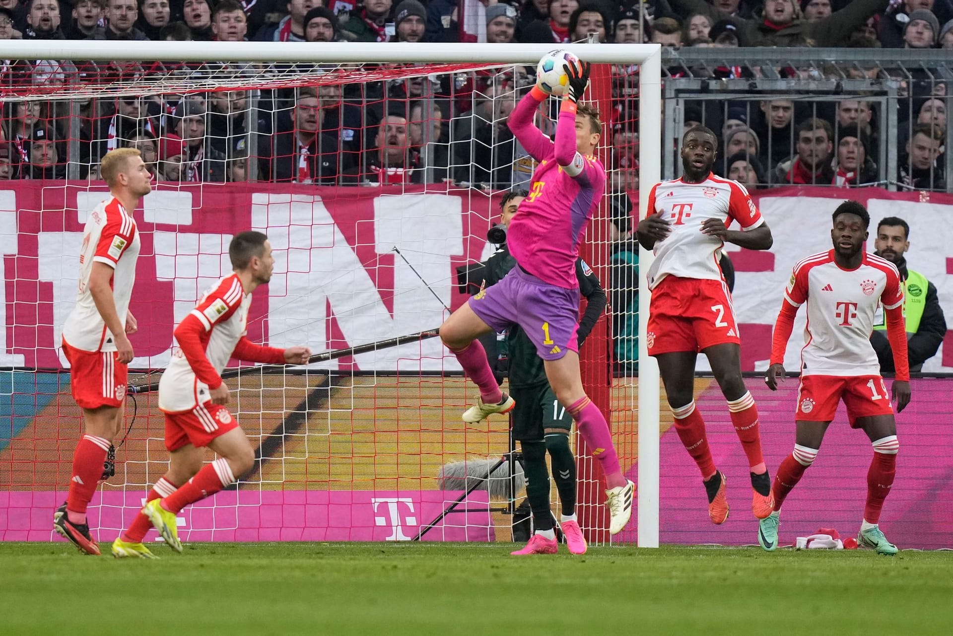 Manuel Neuer: Musste seinen Strafraum nach zwölf Minuten und dem Protest der Fans (gegen DFL-Investorenpläne) von den geworfenen Schokomünzen befreien. Einmal musste der VAR für ihn retten (27.). Hielt aber auch mehrmals stark (9., 24.). Bei Weisers frechem Schuss unter die Latte konnte er aus der kurzen Distanz nichts mehr machen. Note 3