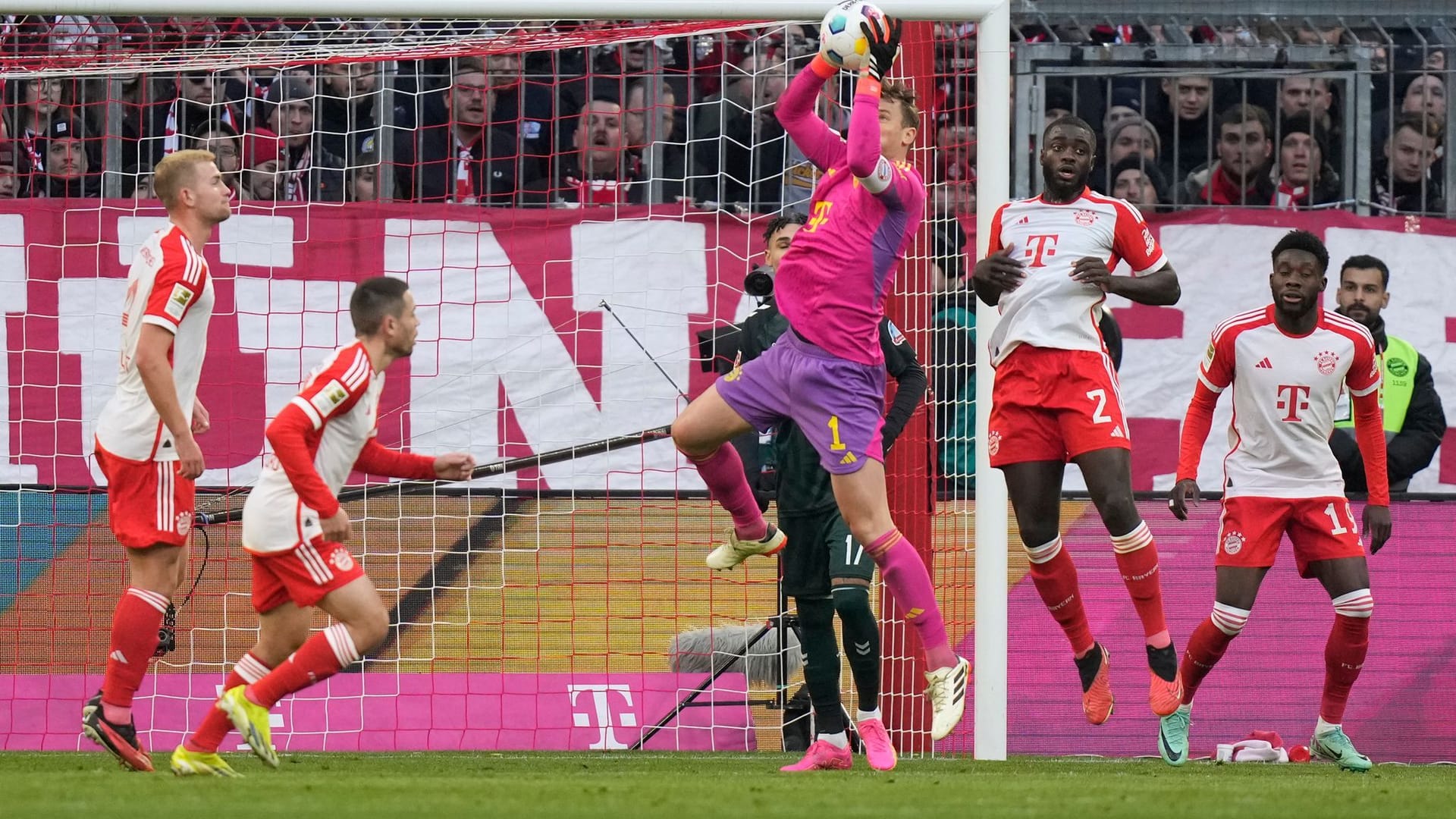 Manuel Neuer: Musste seinen Strafraum nach zwölf Minuten und dem Protest der Fans (gegen DFL-Investorenpläne) von den geworfenen Schokomünzen befreien. Einmal musste der VAR für ihn retten (27.). Hielt aber auch mehrmals stark (9., 24.). Bei Weisers frechem Schuss unter die Latte konnte er aus der kurzen Distanz nichts mehr machen. Note 3