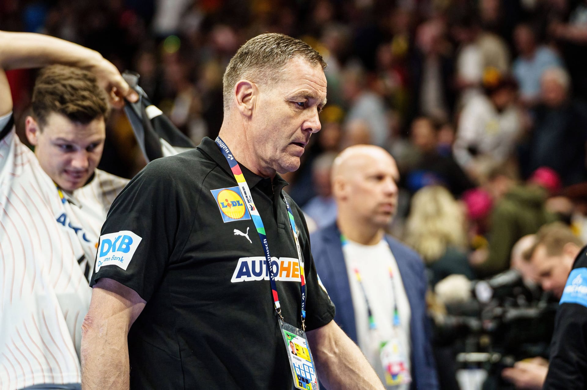 Im Topspiel gegen Frankreich setzte es für die deutsche Handball-Nationalmannschaft die erste Niederlage bei der Heim-EM. Dabei konnte nur ein Spieler annähernd überzeugen, zwei enttäuschte auf ganzer Linie und bekommen die Note fünf. Das DHB-Team in der Einzelkritik.