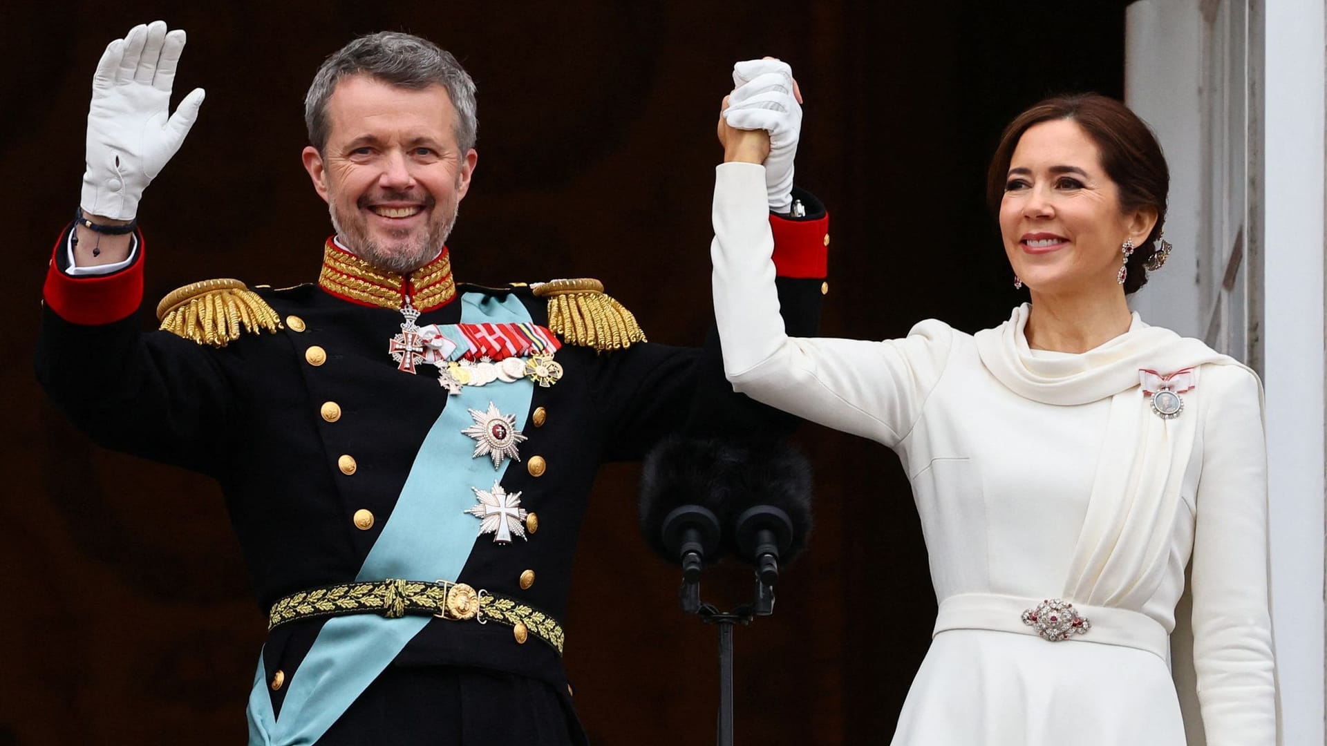 Frederik und Mary zeigen sich gemeinsam auf dem Balkon von Schloss Christiansborg.