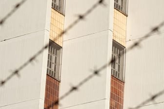 Ein Stacheldrahtzaun umzäunt das Gelände einer Justizvollzugsanstalt (Symbolbild): In NRW sind seit zwei Jahren keine Häftlinge aus dem Gefängnis ausgebrochen.