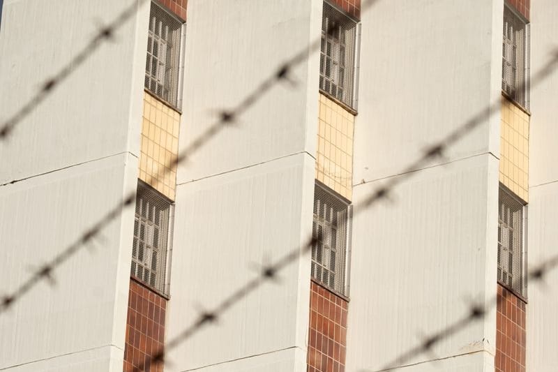 Ein Stacheldrahtzaun umzäunt das Gelände einer Justizvollzugsanstalt (Symbolbild): In NRW sind seit zwei Jahren keine Häftlinge aus dem Gefängnis ausgebrochen.