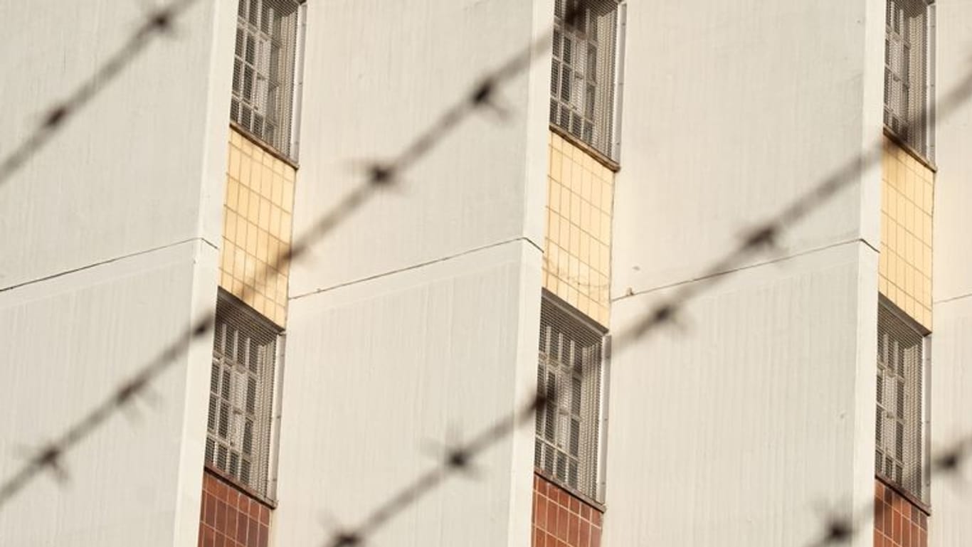 Ein Stacheldrahtzaun umzäunt das Gelände einer Justizvollzugsanstalt (Symbolbild): In NRW sind seit zwei Jahren keine Häftlinge aus dem Gefängnis ausgebrochen.
