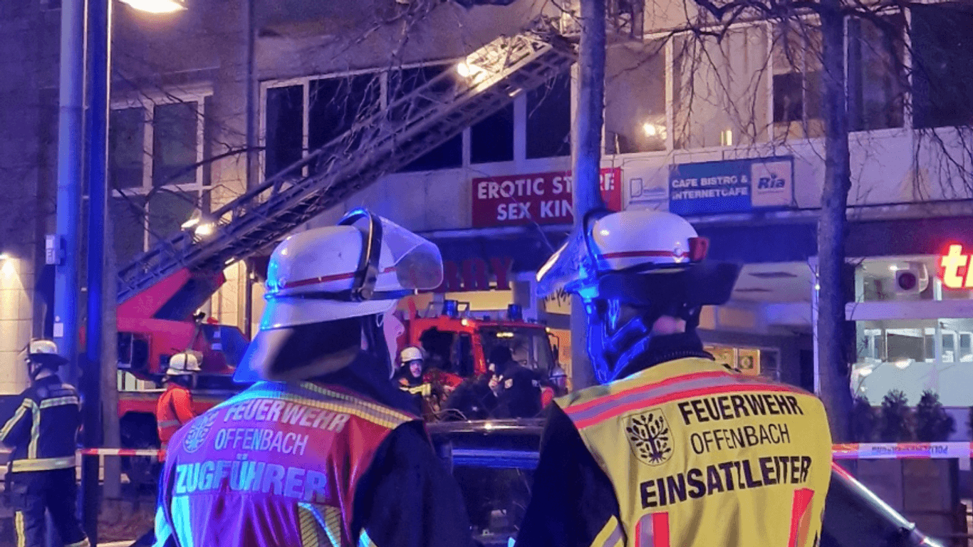 Die Feuerwehr kämpfte am Abend gegen einen Kellerbrand in Offenbach an.