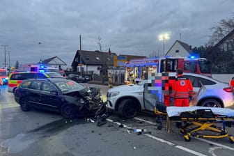 In Fürth-Poppenreuth ist es am Mittwochabend zu einem schweren Zusammenstoß gekommen: Mindestens zwei Menschen wurden verletzt.